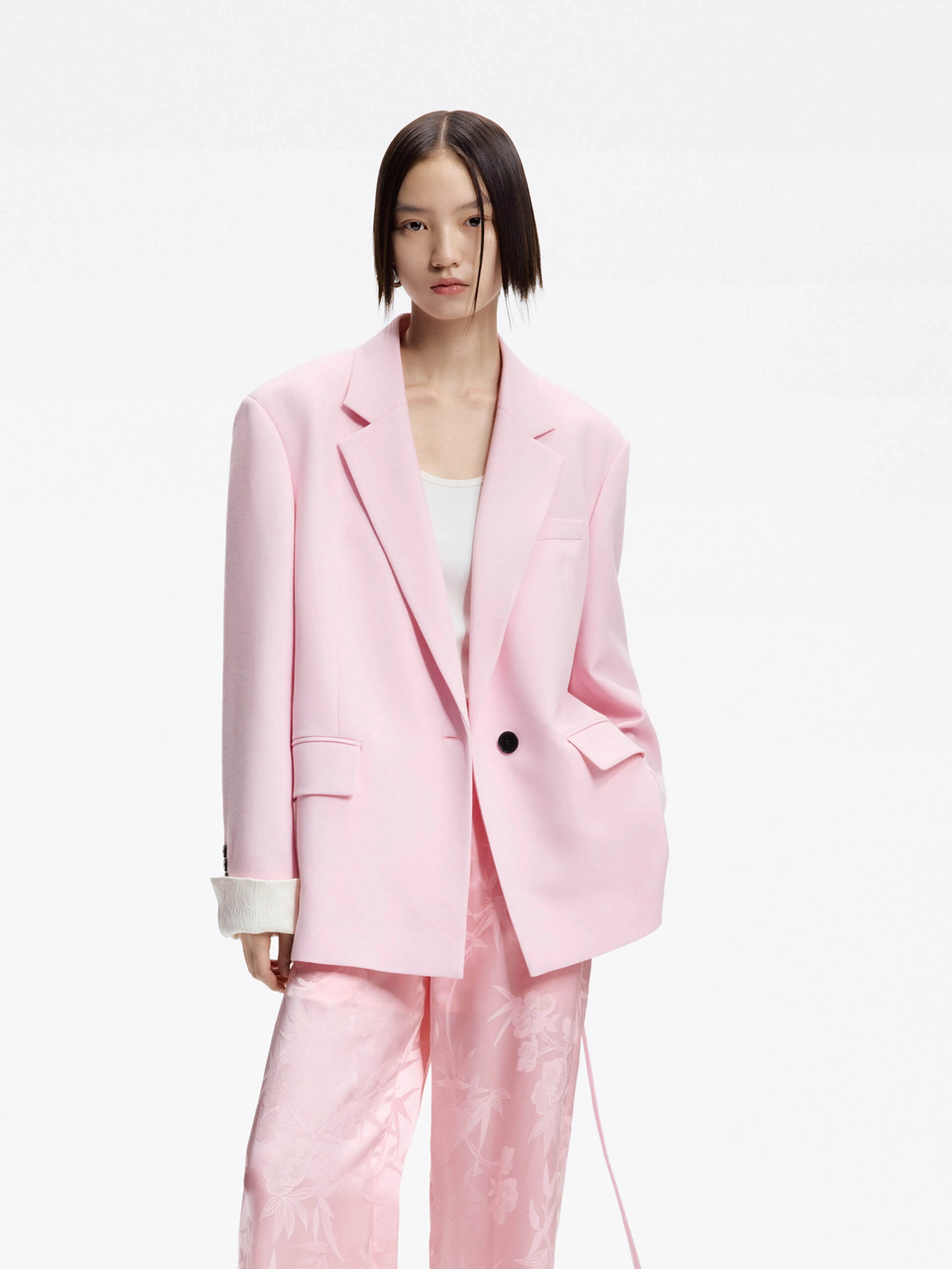 Roll up sleeves Flexible Shoulder Design Contrast Cuffs Tailored Blazer