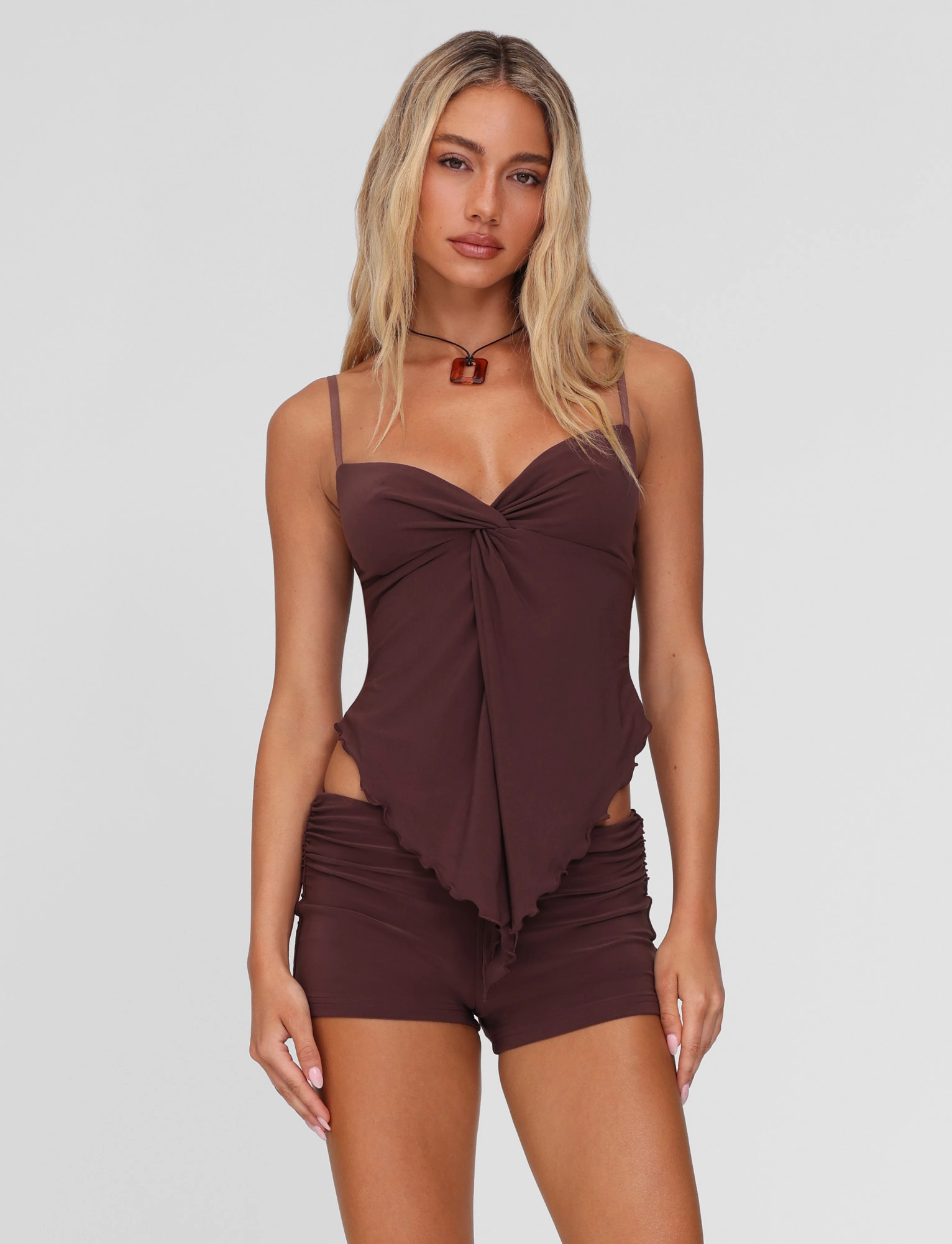 Whimsical Mood Flattering Layer JOVIENNE SHORT - BROWN : CHOCOLATE